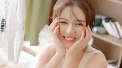 女孩乘地铁吐血