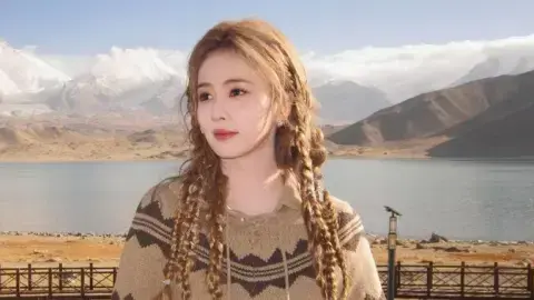 大妈撕扯女孩露脐装